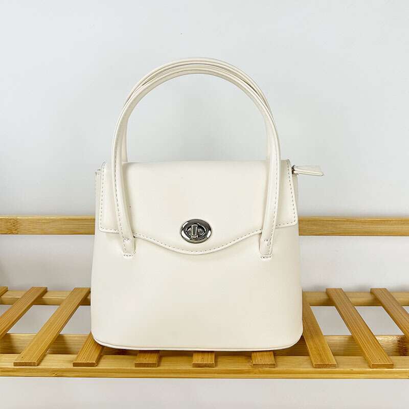 2025 New Niche Design Fashion Simple Portable Small Square Bag Female High-End Sense Ins Single Shoulder Messenger Armpit Bag