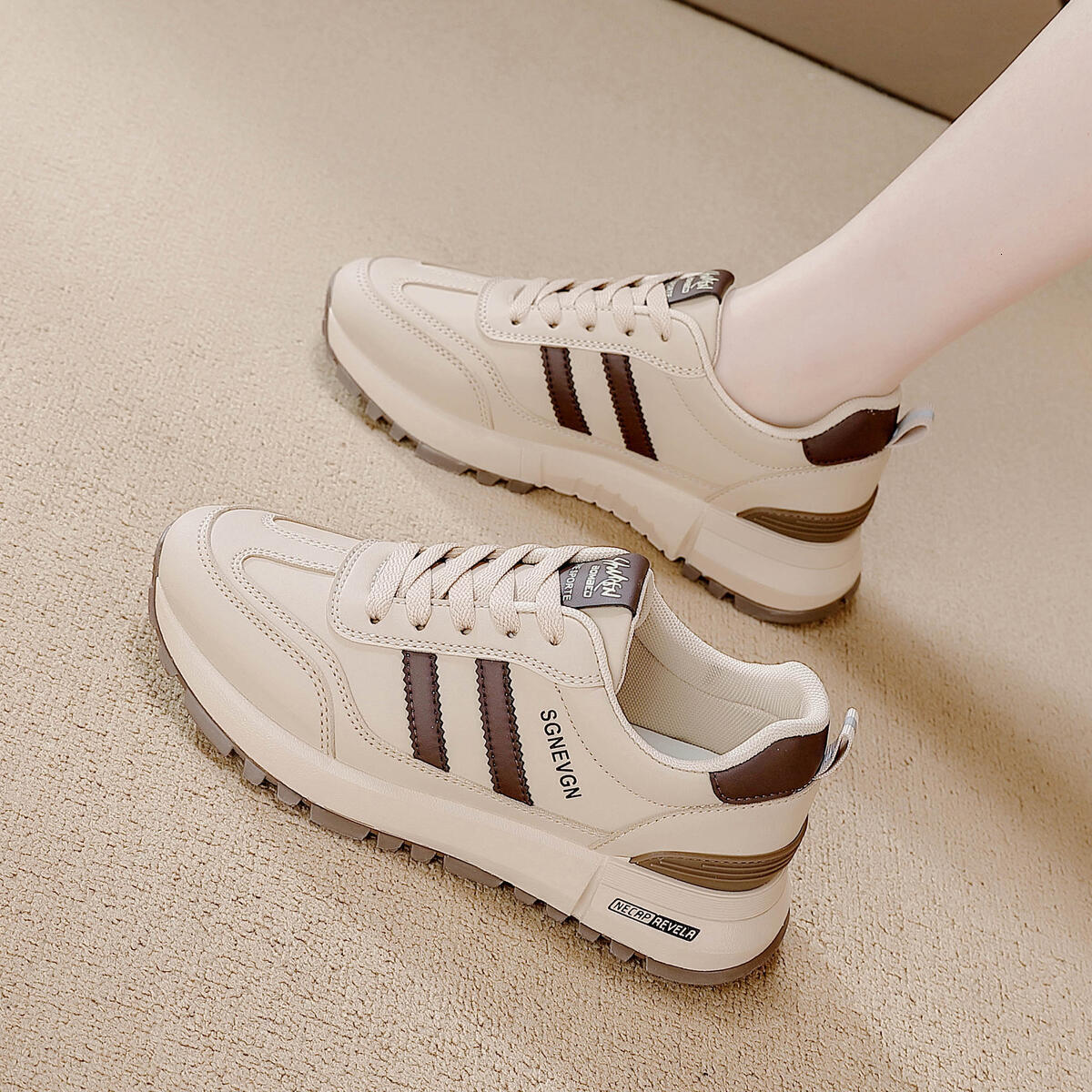 The designer's luxurious new women's Forrest Gump shoes are fashionable and versatile, as well as comfortable and anti-slip student sports a