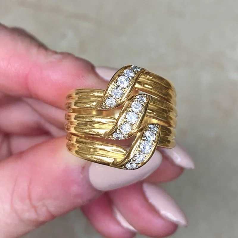 Huitan Luxurious Wedding Rings with Multilayer Design Noble Gold Color Accessory with Shiny CZ Exquisite Trendy Wedding JewelryW251030