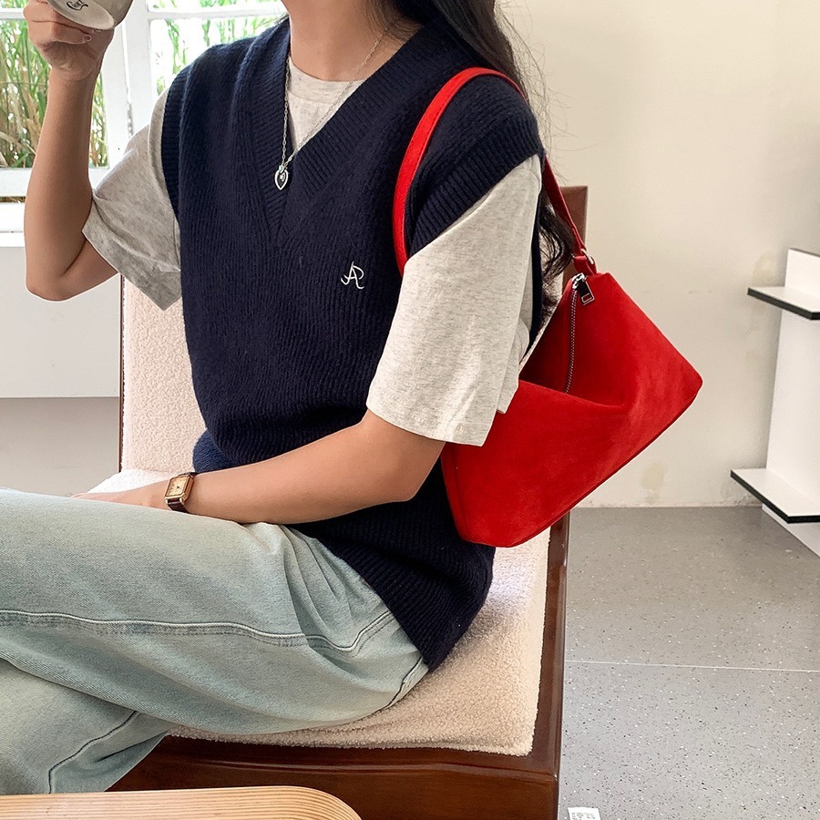 New plush niche style women's armpit bag, high-end retro small plush bread bag, fashionable women's shoulder bag, trendy designer bag