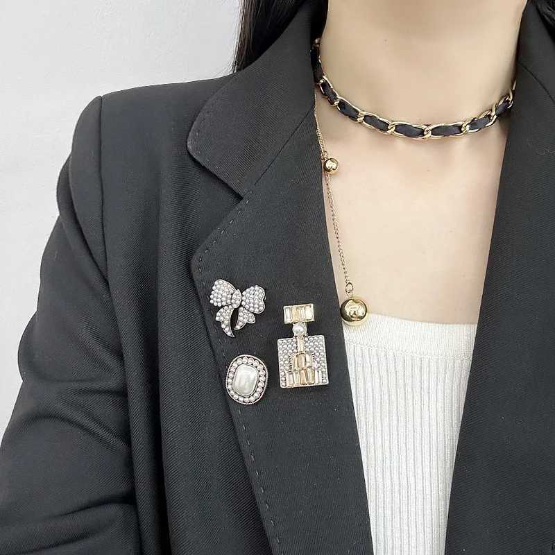 Elegant Women Girls Fashion Crystal Perfume Bottles Bow Pearl Brooches Badges Classic Lady Party Wedding Pins Accessories Y251029