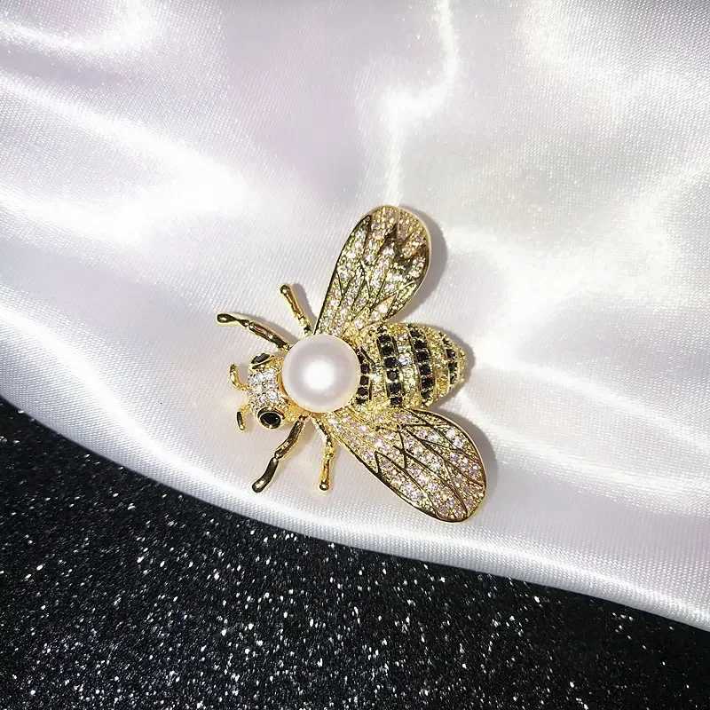 Funny little bee Brooch female pearl Rhinestone cardigan suit Brooches Pin neckpin accessories gift Y251029