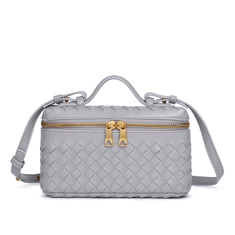 Luxury Bag Elegant designer crossbody shoulder bag made of durable handwoven material paired with stylish metal decorations and featuring exquisite zi