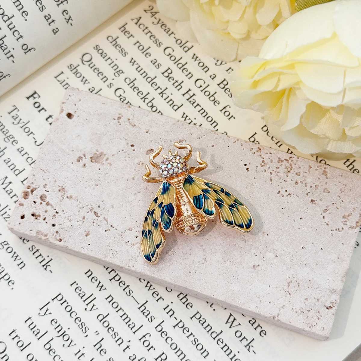 Famous Brand Design Insect Series Brooch Women Delicate Little Bee Brooches Crystal Rhinestone Pin Brooch Jewelry Gifts Y251029