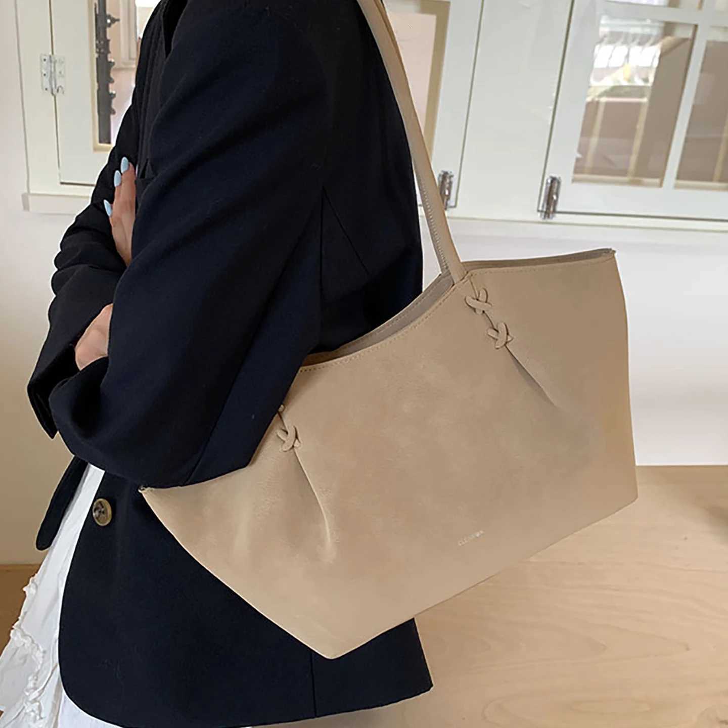 Designer bag Bag Large Capacity Handbag Autumn Winter New Versatile Bridal Shoder Bags Texture Pleated Suede Cmute Tote Bag Y251029