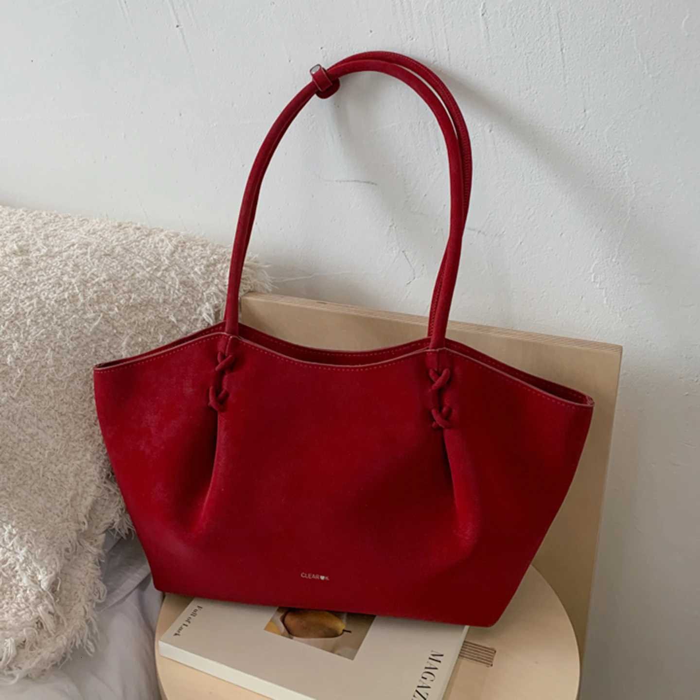 Designer bag Bag Large Capacity Handbag Autumn Winter New Versatile Bridal Shoder Bags Texture Pleated Suede Cmute Tote Bag Y251029