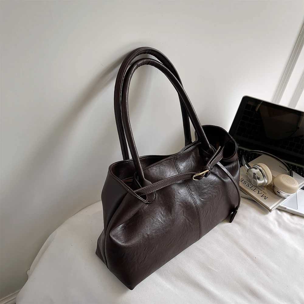 Designer bag Ladies LargeCapacity New Autumn and Winter Niche Design Single Shoder Underarm Bag Casual Work Cmute Bag Y251029