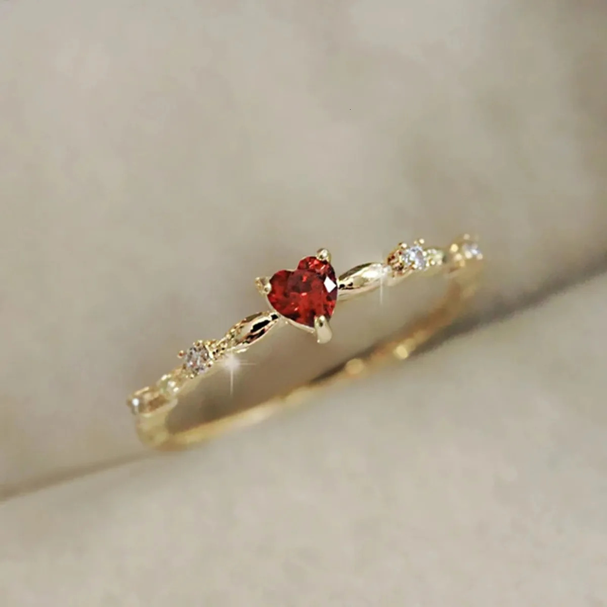 Fashion Contracted Red Heart Cubic Zirconia Rings Gold Color Wedding Rings for Women Exquisite Gift Jewelry 251023