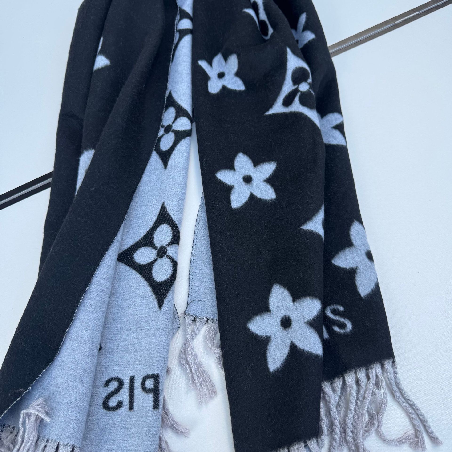 Designer free shipping scarves 2025 High-Quality medium to long thick scarf fashionable and warm imitation cashmere scarf Experience white black