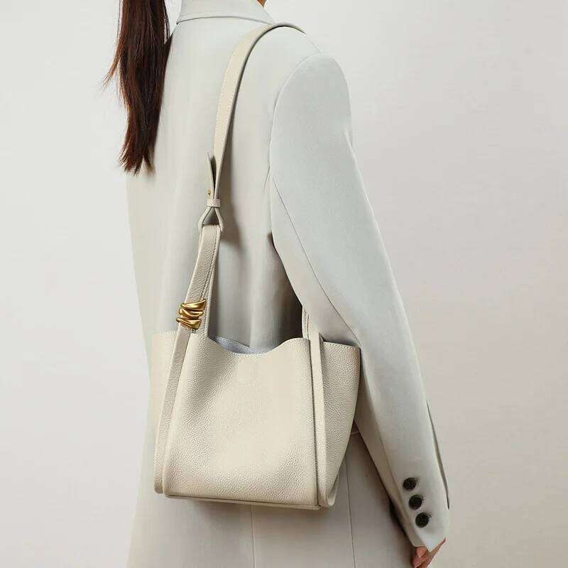 Designer bag 52 Fashion New Women's One Shoulder Bucket Bag, Autumn/Winter Versatile Leather Handheld Vegetable Basket Bag