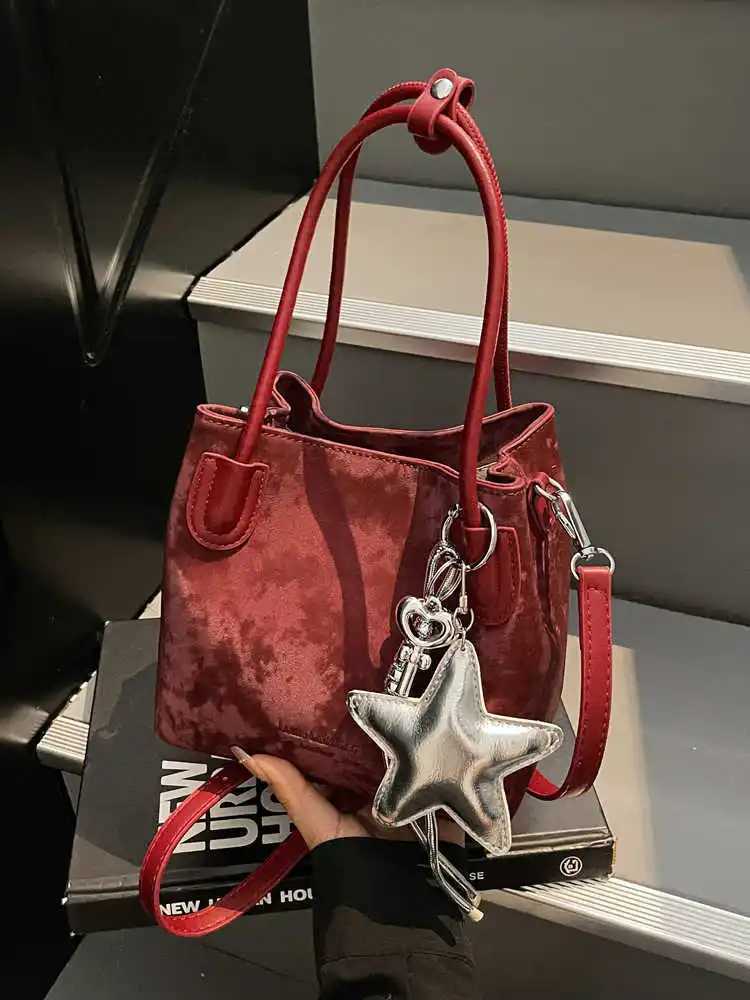 Designer bag French Bucket Handbag for Wen Autumn Winter New Suede Casual e Shoder Bags Chic Cmute Crossbody Bag with Pendant Y251029