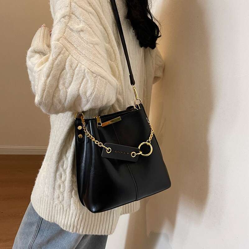 2025 Retro New Large Capacity Women's Shoulder Wide Strap Bucket Bag Fashionable Crossbody