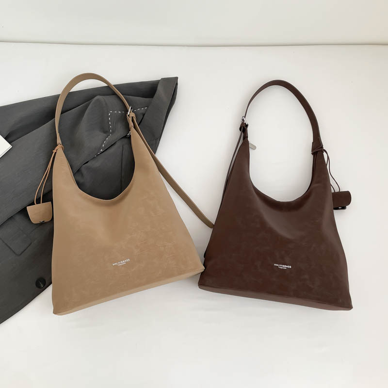 Spring women's fashionable large capacity synthetic leather handbag, casual and simple classic work shoulder bag, popular college student fashion