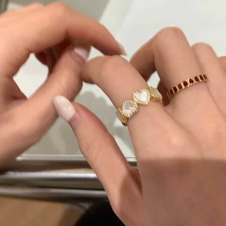 2024 New Korean Oil Dropping Shell Metal Opening Ring Fashionable Elegant Simple Geometric Ring Womens JewelryW251030