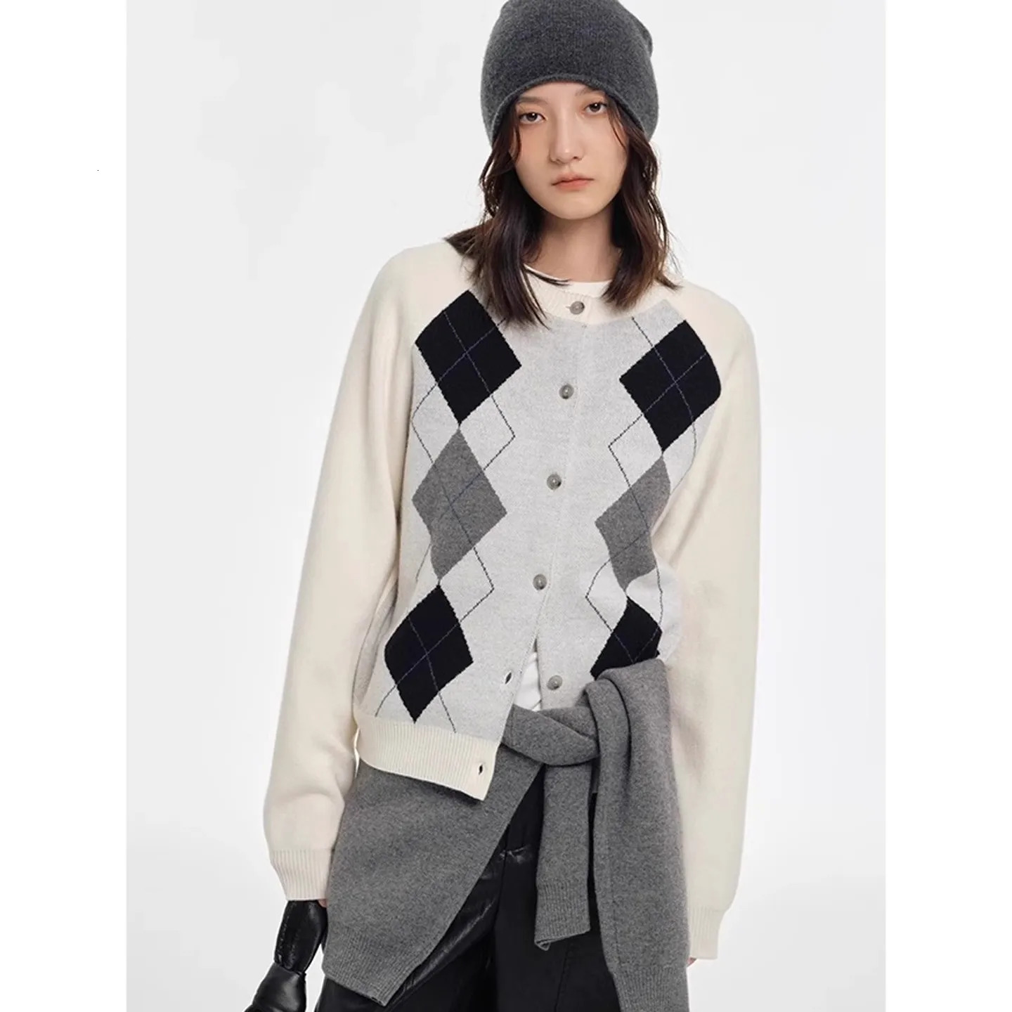 2025 Autumn diamondshaped cardigan women 100 pure cashmere sweater European highend colorblocking knitted sweater coat 251029