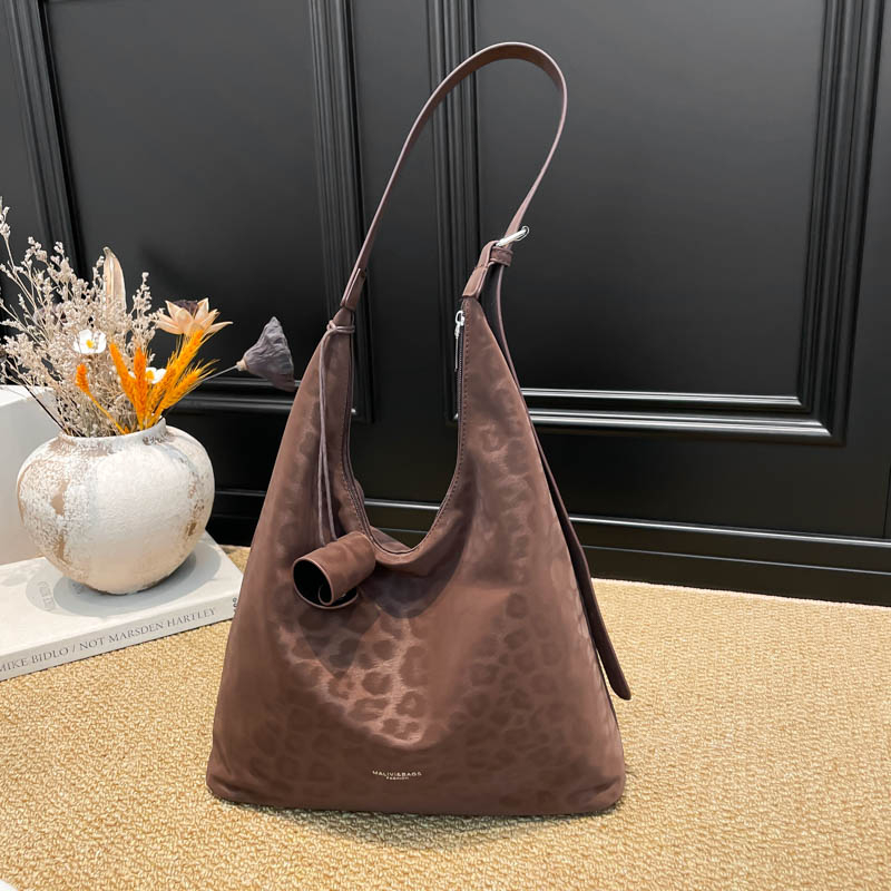 Spring women's fashionable large capacity synthetic leather handbag, casual and simple classic work shoulder bag, popular college student fashion