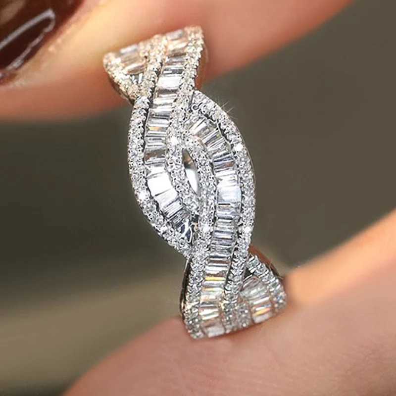 Huitan Twisty Design Women Rings Inlaid Bright Cubic Zirconia For Wedding Party Engagement Delicate Elegant Accessories JewelryW251030