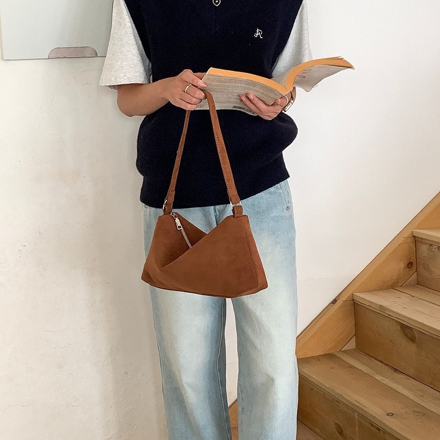 New plush niche style women's armpit bag, high-end retro small plush bread bag, fashionable women's shoulder bag, trendy designer bag