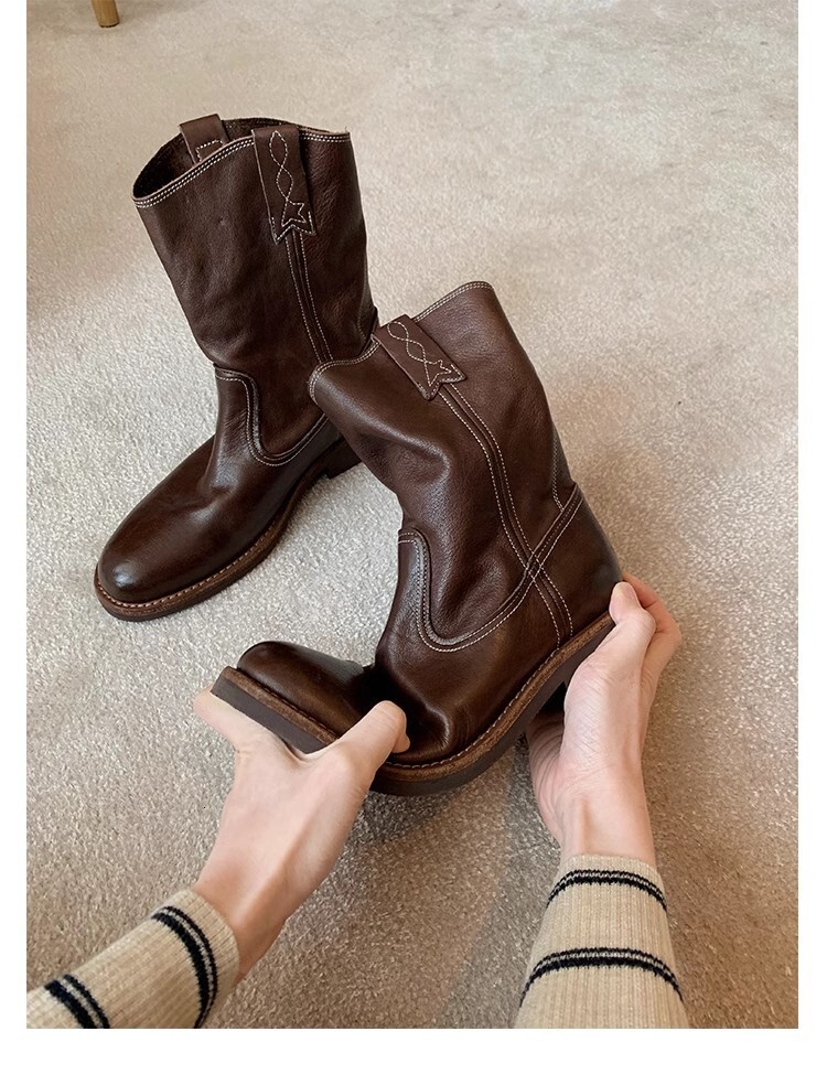 French niche design with genuine leather like V-shaped cut Western style boots for autumn and winter, thick and elegant women's short boots, desi