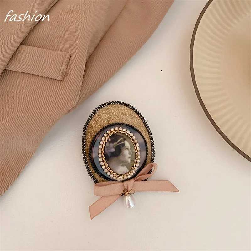 Vintage Medieval Niche Court Style Brooch Small Fragrance Baroque Design Brooch Temperament Womens Clothing Accessories Corsage Y251029