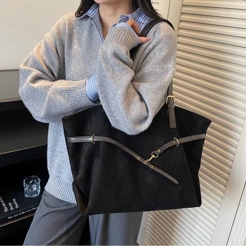 Designer bag Frosted Wen Tote Bag Popar Belt Buckle Design Shoder Underarm Bag Exquisite Hardware Work Cmuter Handbag Y251029