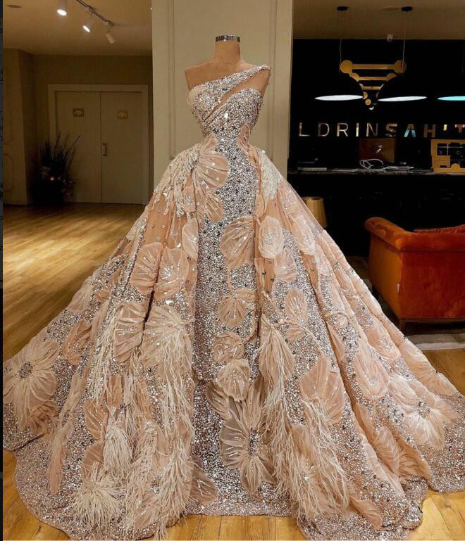 Luxury Prom Dress Sleeveless One Shoulder Chamgape Tulle Feather Crystal Classic Evening Party Gowns Formal Occasion Robes de soiree O30