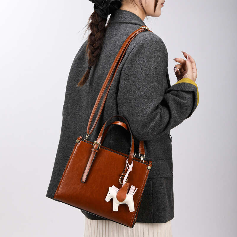 Large Capacity Women 2025 Autumn Winter New Versatile Shoulder Casual Tote Bag for Class and Commuting