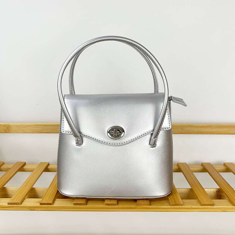 2025 New Niche Design Fashion Simple Portable Small Square Bag Female High-End Sense Ins Single Shoulder Messenger Armpit Bag