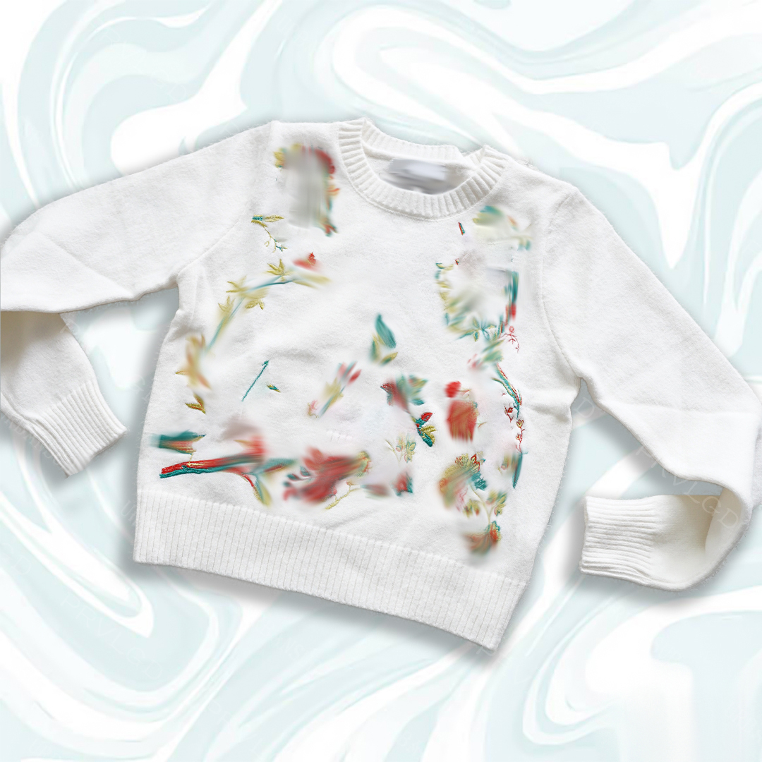 Versatile Gender-neutral Sweatshirt Featuring Durable Zipper Closure2