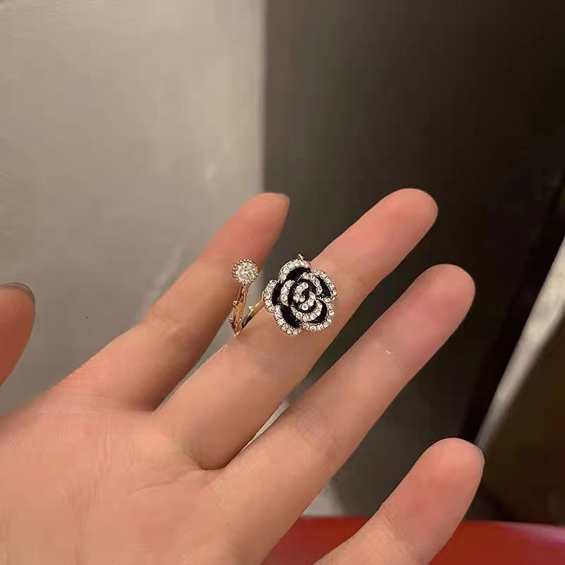 Electroplated copper Luxurious and elegant black camellia ring for women, with an insipid and sophisticated French style ddmytues