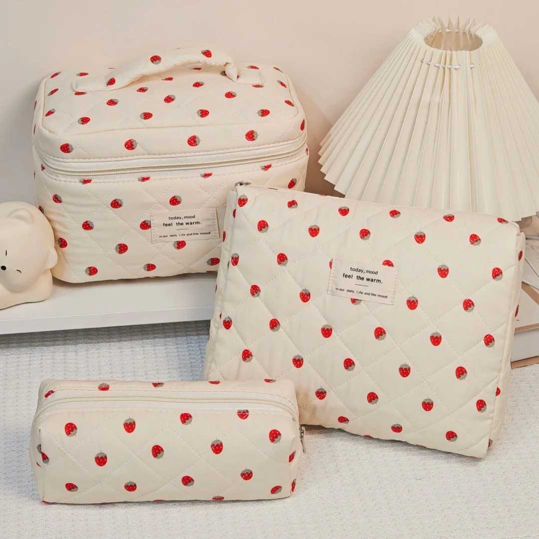 Strawberrypattern zipper design quilted makeup bag multifunctional portable makeup bag cute and versatile J251115
