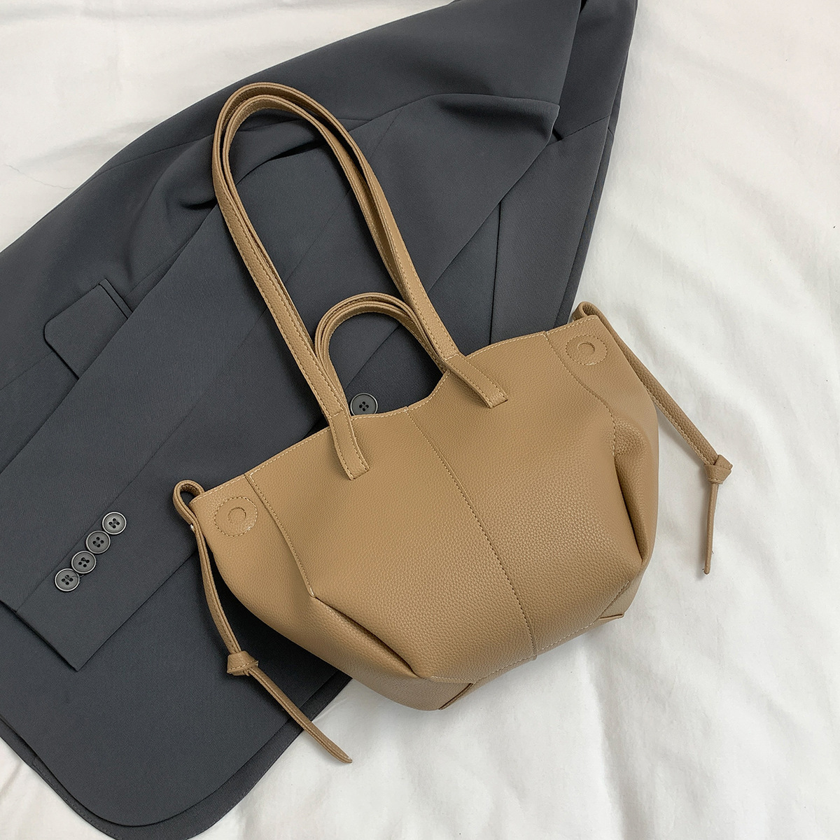 New minimalist shoulder bag, Korean style fashionable large capacity handbag, fashionable and popular women's shoulder bag, trendy designer bag