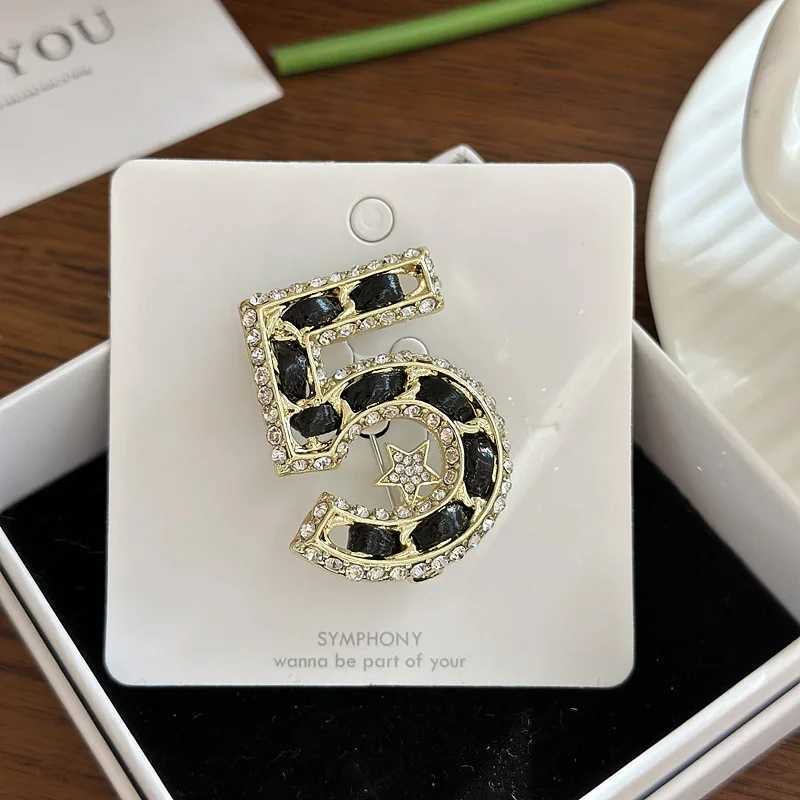 Vintage Black Number 5 Brooch Personality Niche Exquisite Star Corsage Pin Blazer Accessories Y251029