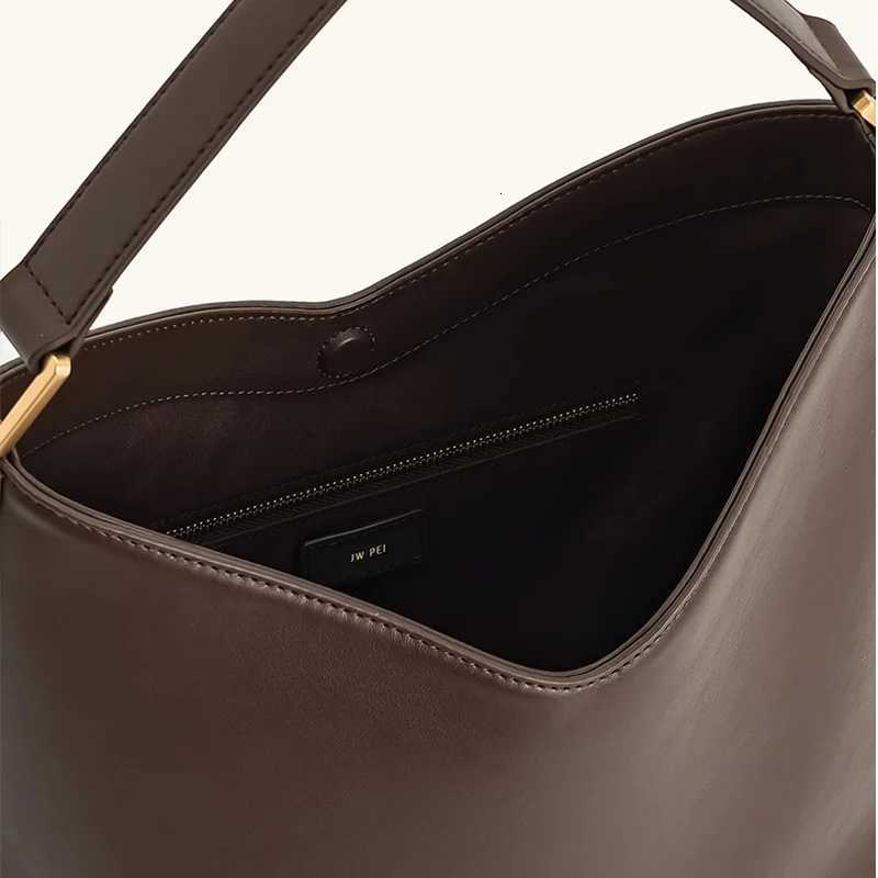 Designer bag New autumn and winter wens handheld bucket bag largecapacity laidback singleshoder underarm bag Y251029