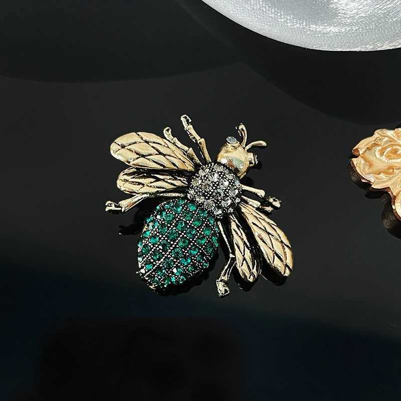 Sparkling Crystal Luxury Bee Brooch Ladies Wedding Dress Handbag Ornament Souvenir Gift Y251029