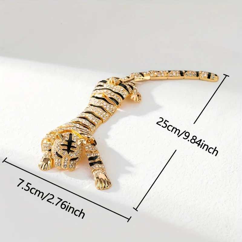Luxurious Tiger Brooch Pin with Sparkling Rhinestones Alloy Metal Jewelry Banquet Party Clothing Accessory for Men and Women Y251029