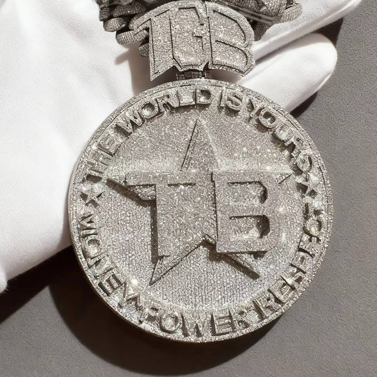 Wholesale Customized Fine Jewelry Hiphop Custom Round 925 Sterling Silver Vvs Iced Out Moissanite Pendant for Man Gift