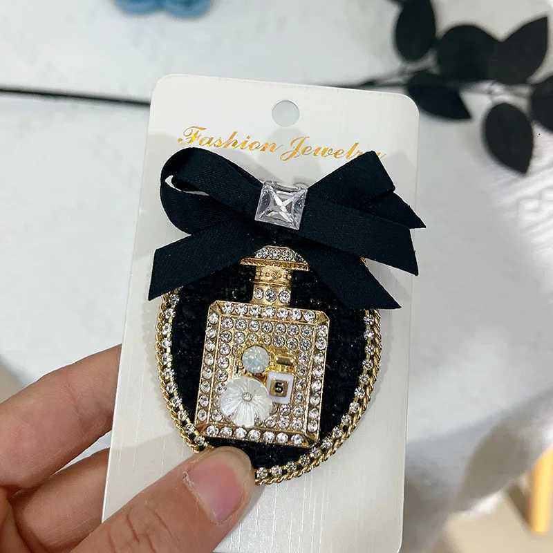 Highend Fabric Bow Brooches for Women Rhinestone Crystal Badge Korean Fashion Coat Sweater Lapel Pins Jewelry Accessories Y251029