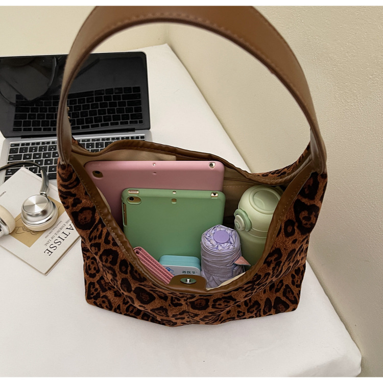 New popular women's suede casual handbag Korean style niche fashion retro shoulder bag fashion trend popular designer bag