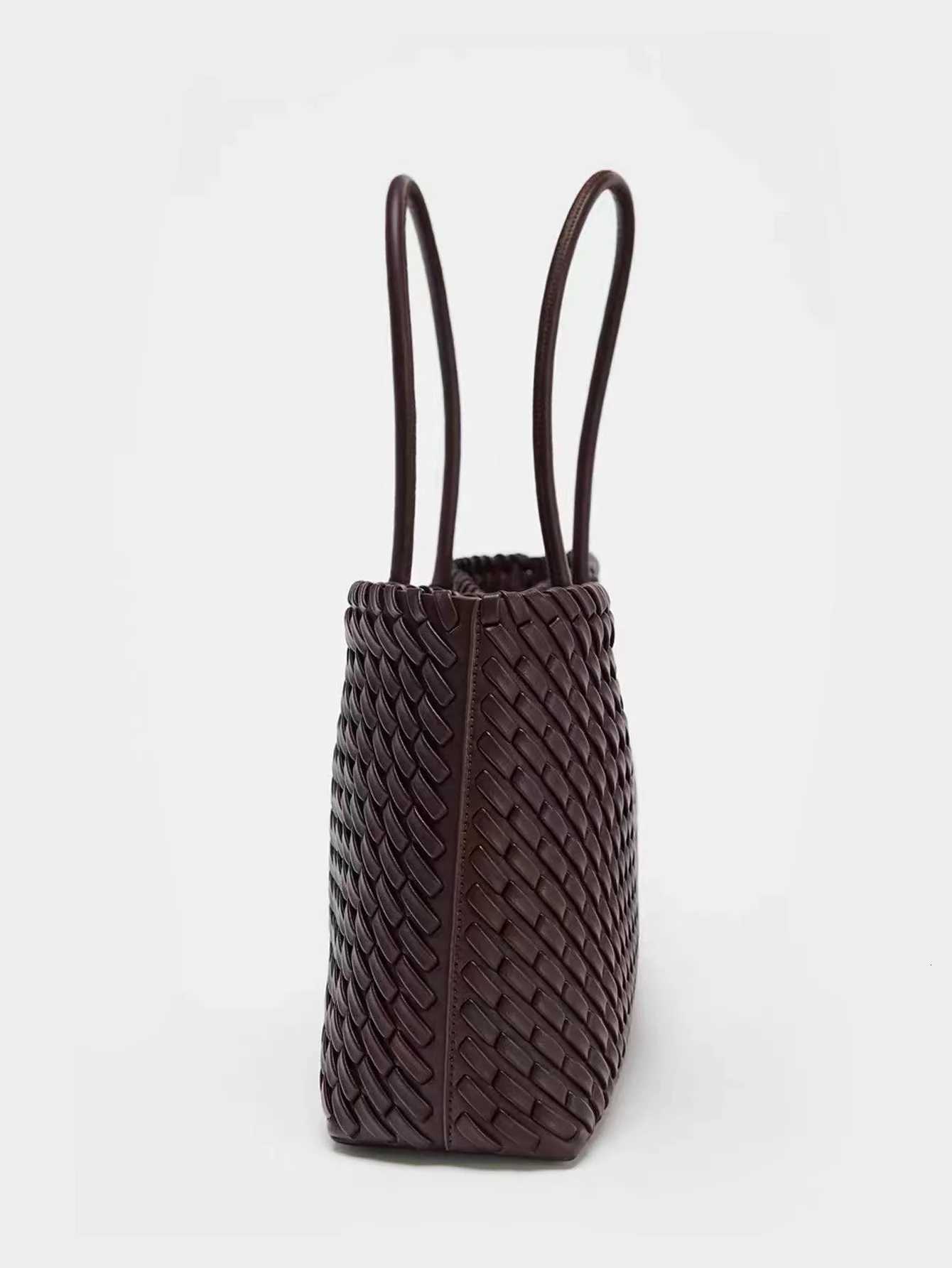Designer bag 2025 new niche cmuting woven handheld shoder bag fiable and versatile super large capacity tote bag Y251029