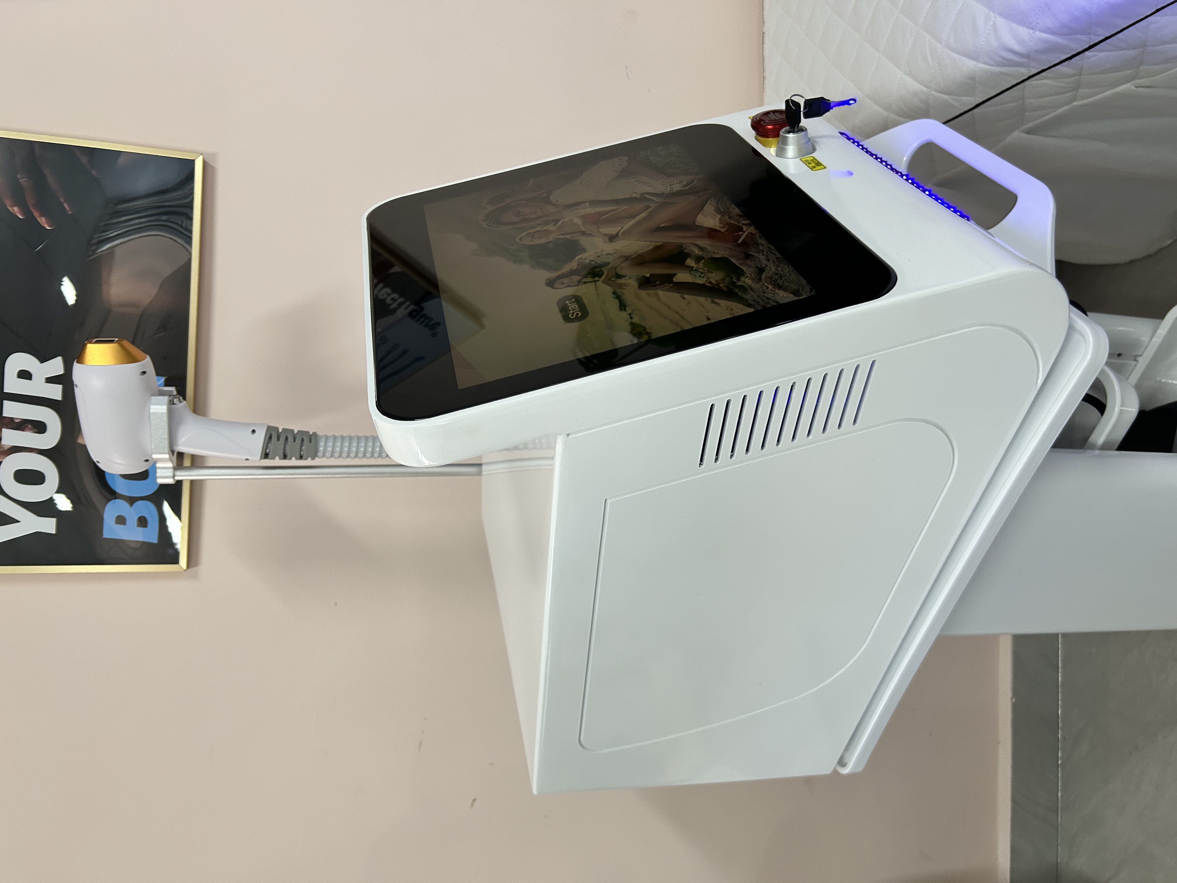 Portable Diode Laser Hair Removal Device Ice Cooling Technology Painless Permanent Hair Reduction Machine Suitable For Men and Women