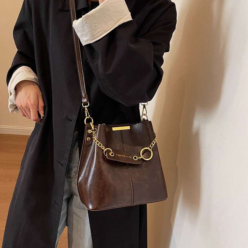 2025 Retro New Large Capacity Women's Shoulder Wide Strap Bucket Bag Fashionable Crossbody