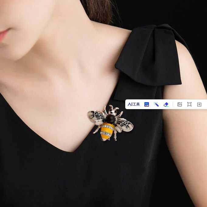 Zircon diamond studded pearl brooch cartoon cute bee brooch alloy drip oil womens pin accessories wholesale Y251029