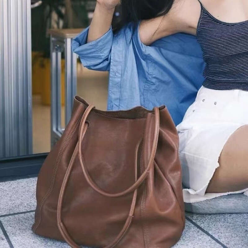 Stylish Genuine Leather Bucket Bag Capacity Retro Solid Color Shoulder Handbag With Zipper Closure, Perfect For Work And Outdoor Use 2025