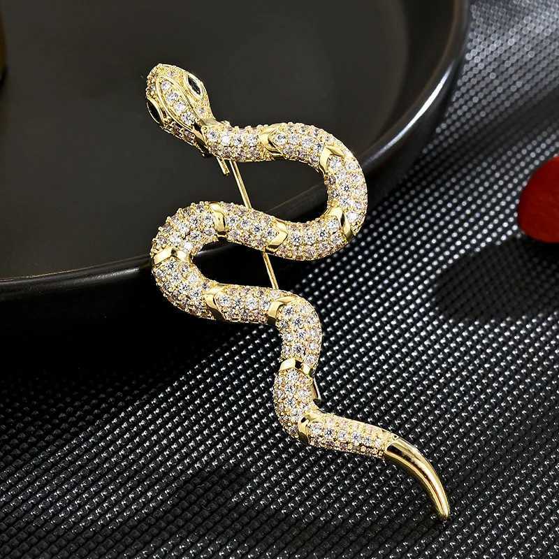 2024 New Snake Brooch Full Rhinestone Crystals Inlay Luxury Womens Brooches Pins Badge Jewelry Souvenir Gift Y251029