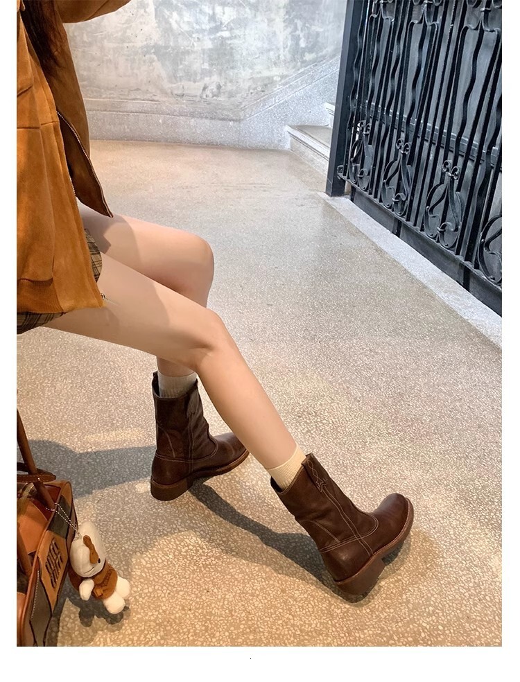 French niche design with genuine leather like V-shaped cut Western style boots for autumn and winter, thick and elegant women's short boots, desi