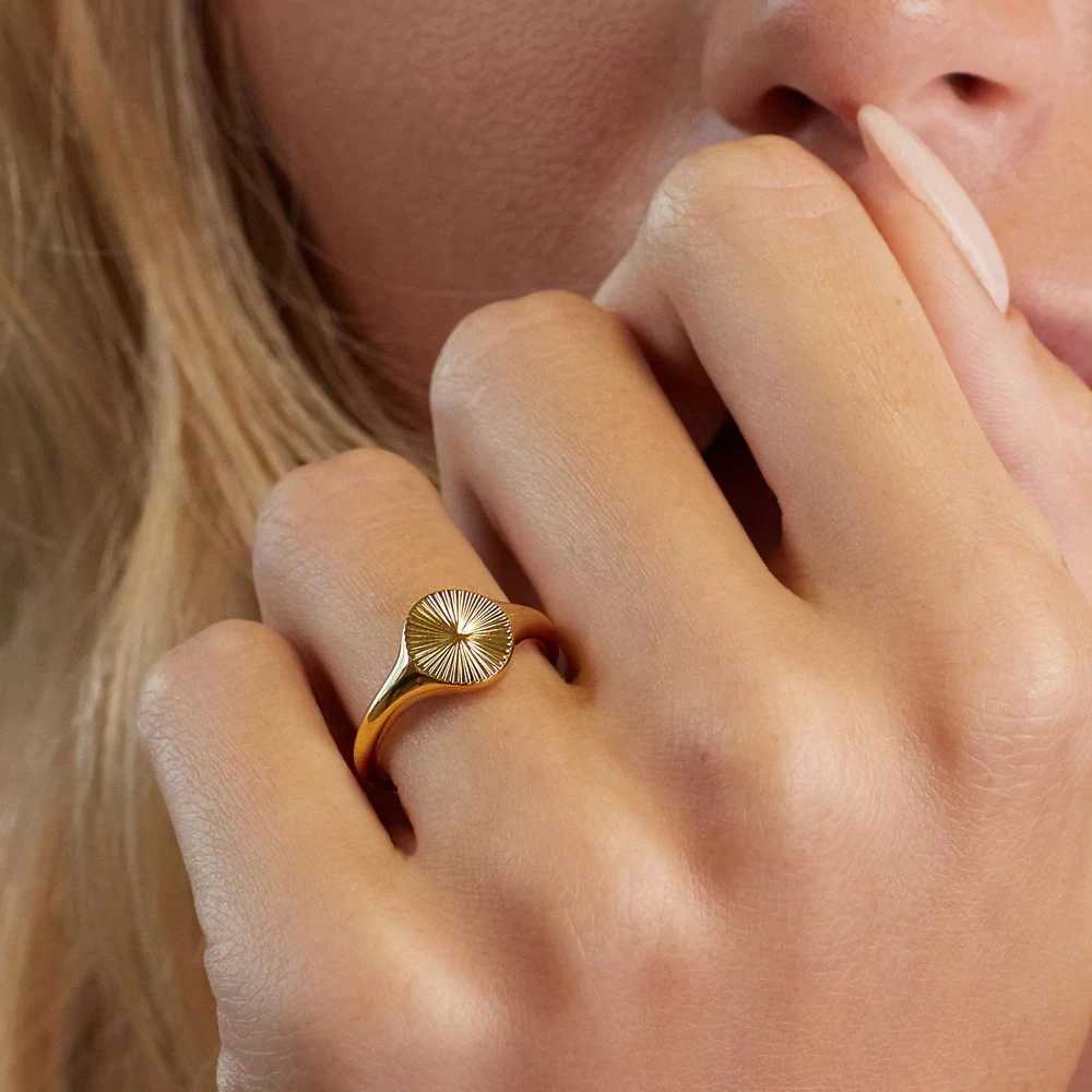 High Quality Wave Rings for Women Minimalist Dainty Rays Texture Circle Ring Stainless Steel Signet Chunky Dome Ring JewelryW251030