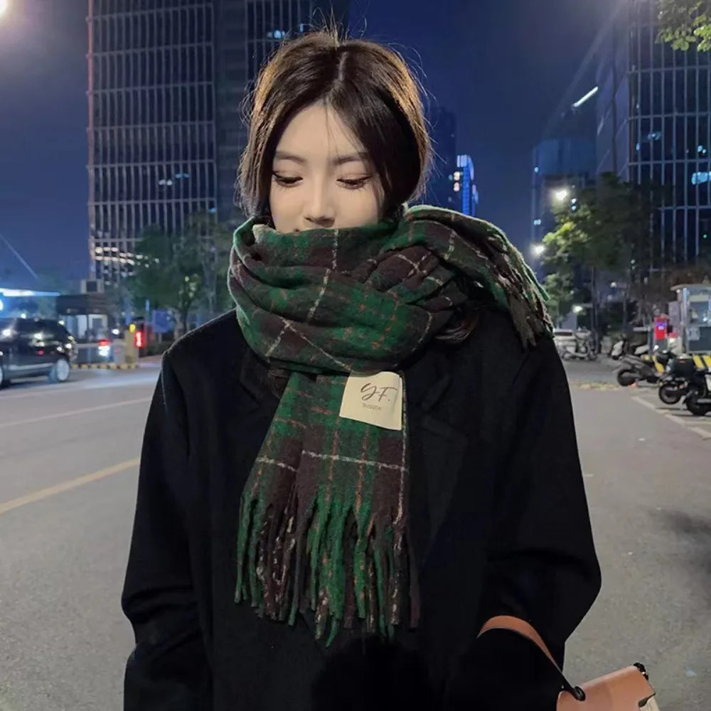 Womens Cashmere Scarf Green Plaid Vintage Winter Korean Thick Warm Long Tassel Shawl Neck Christmas Gift Fashion Accessories 251023