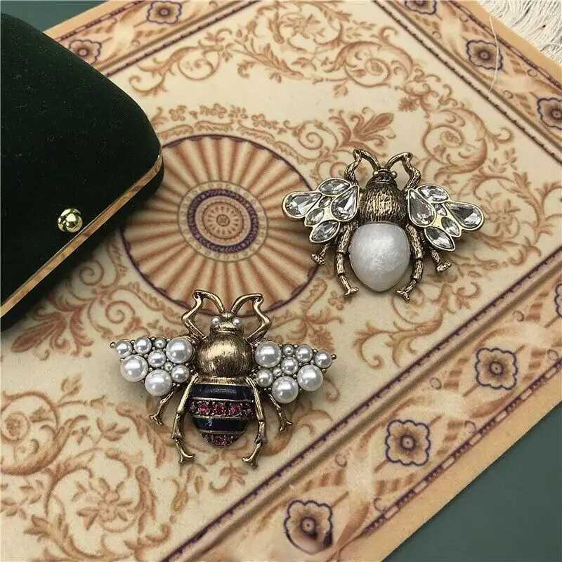 Fashion Enamel Insect Brooches Women Little Bee Brooch Crystal Pin Gifts Insect Series Badges Y251029
