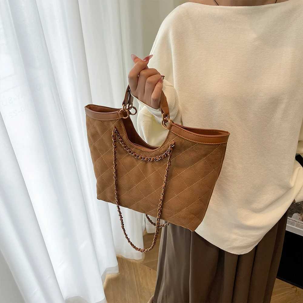 Designer bag This Years Popar New Tote Bag with Large Capacity a HighEnd Feel Fiable Handheld Underarm Cmuter Shoder Bag Y251029